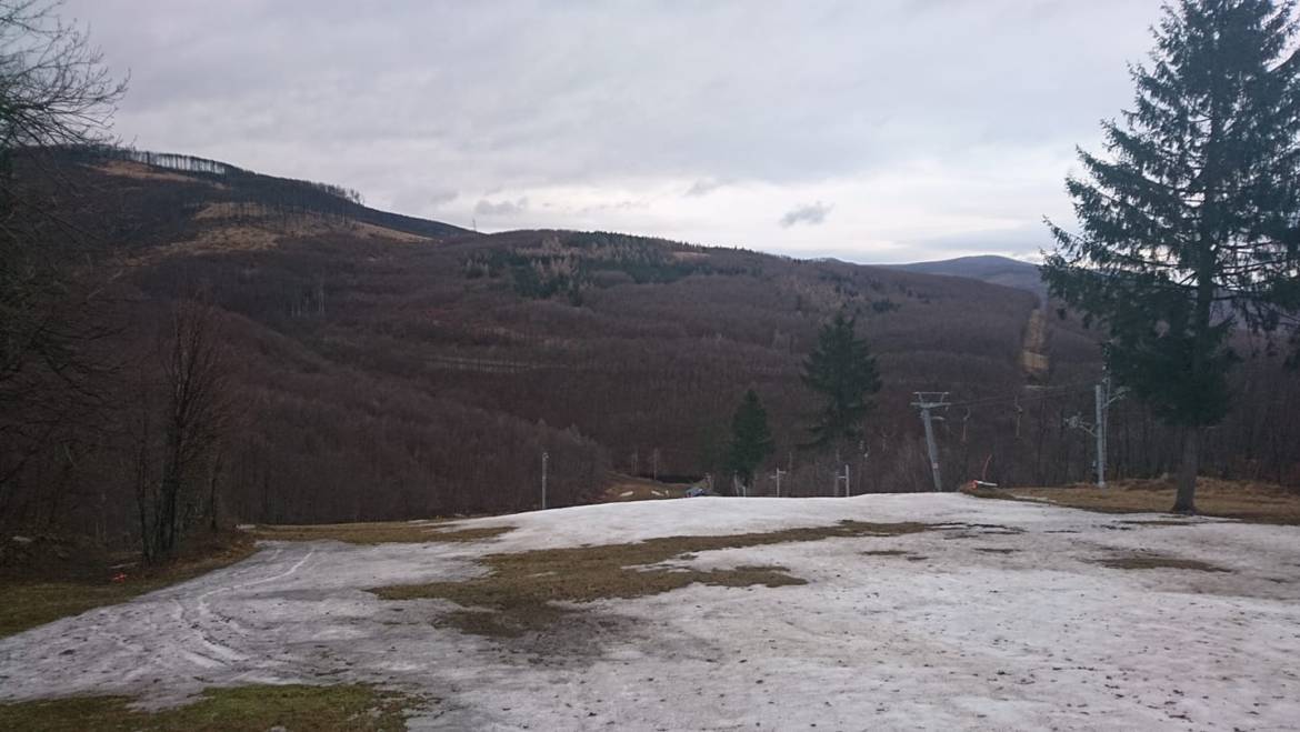 Prevádzka vlekov v oboch strediskách je prerušená až do odvolania.