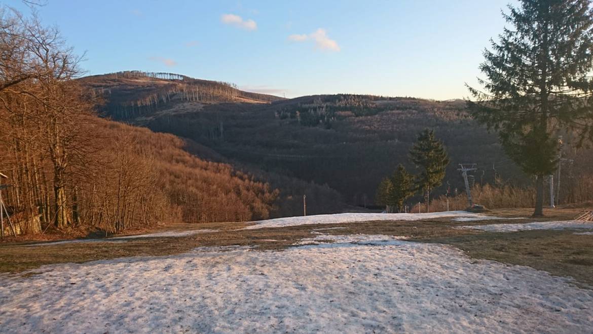 Prevádzka vlekov v oboch strediskách je prerušená až do odvolania.