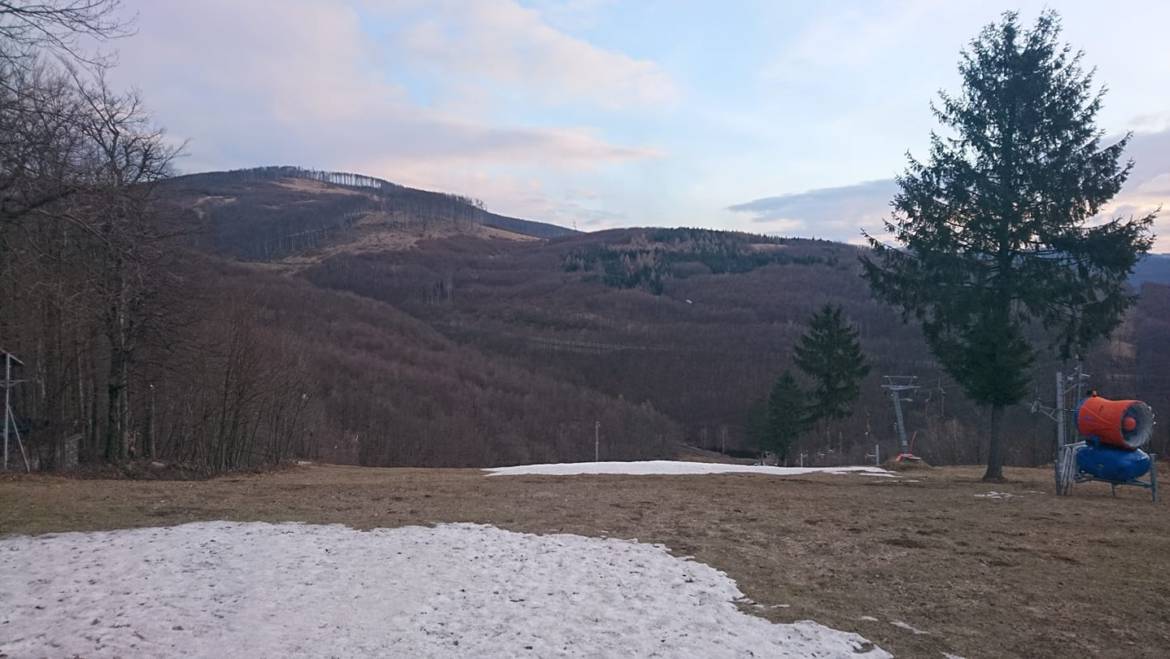 Prevádzka vlekov v oboch strediskách je prerušená až do odvolania.