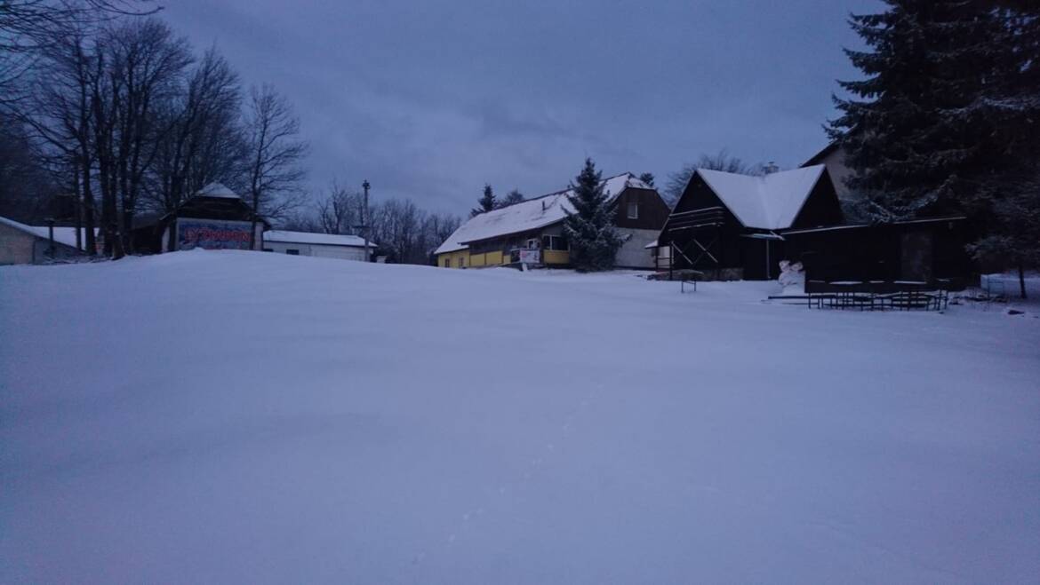 Od včera napadlo do 5 cm čerstvého prachového snehu.