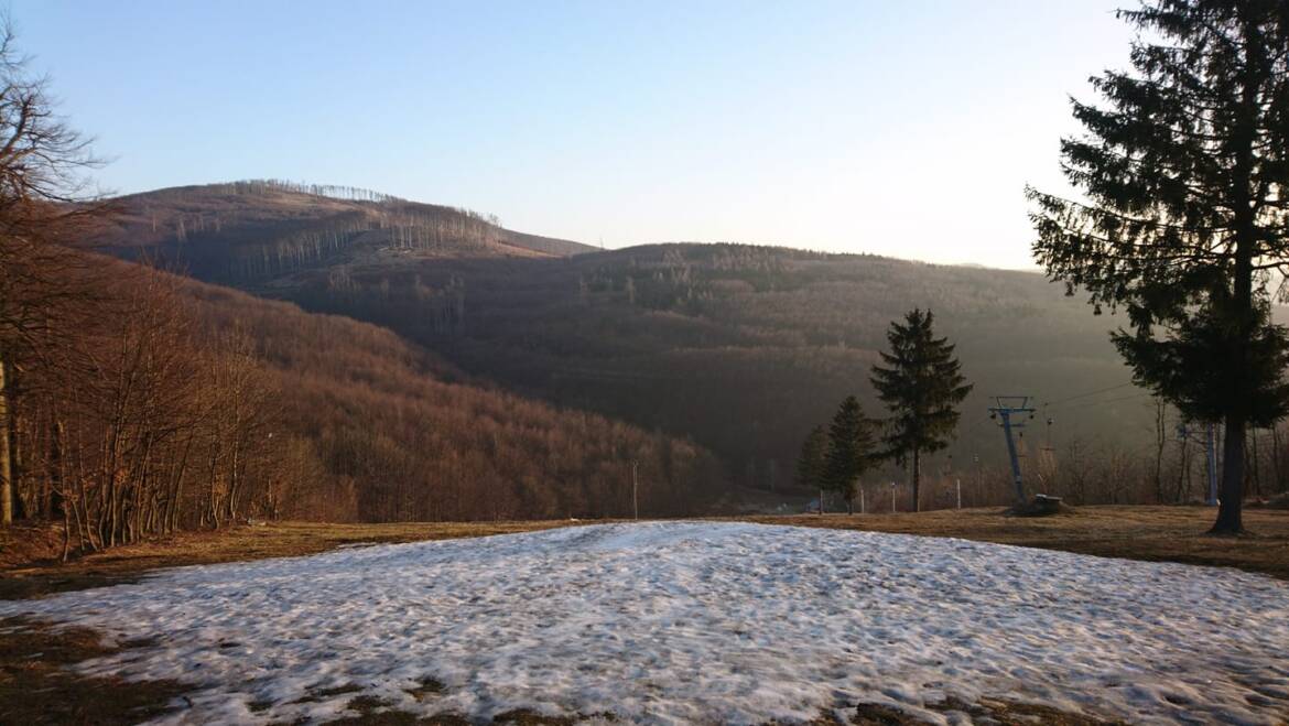 Vysoké teploty na február zatiaľ trvajú aj v noci.