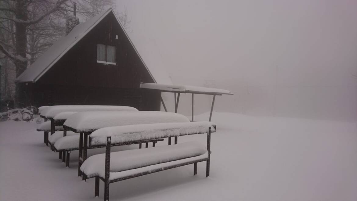 Od včera pripadlo 25 cm vlhkého snehu.