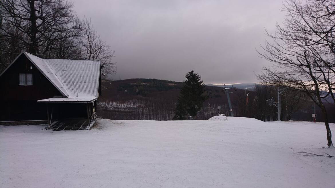 Wet snow fell on 2 cm.