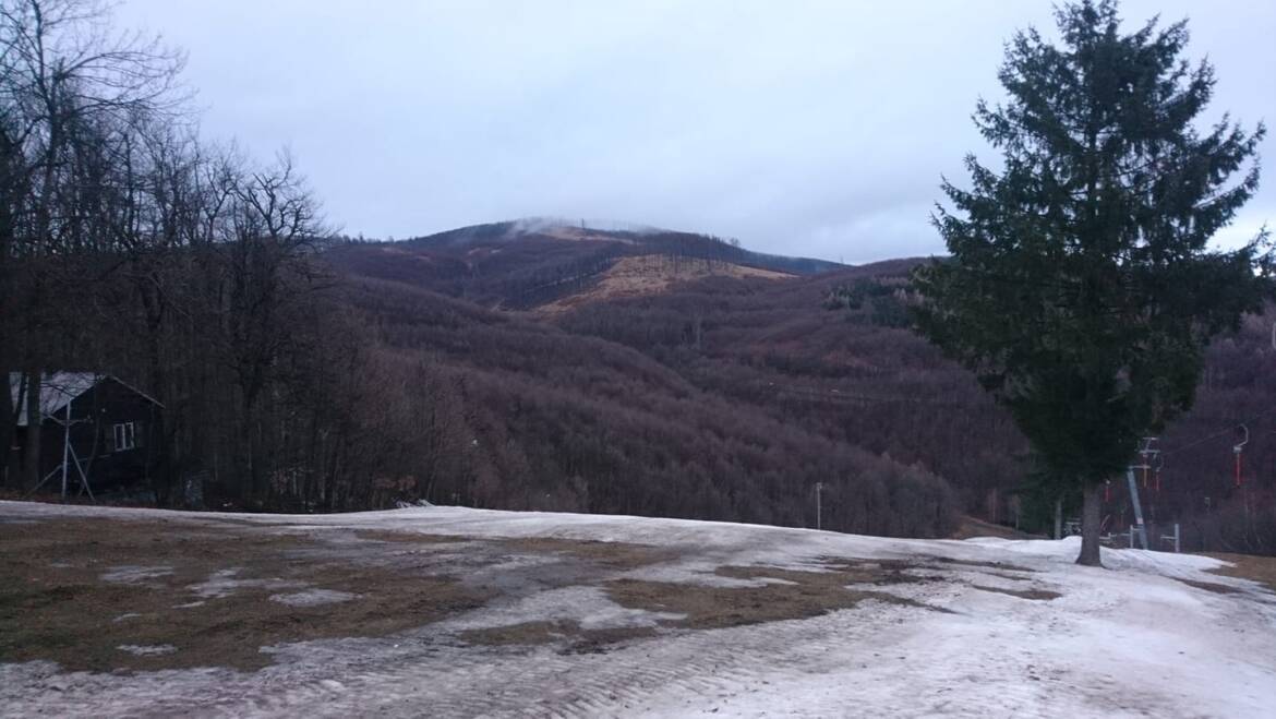 Prevádzka vlekov je prerušená v oboch strediskách.