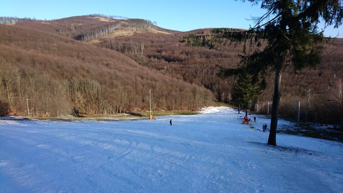 We ski despite the high temperatures.