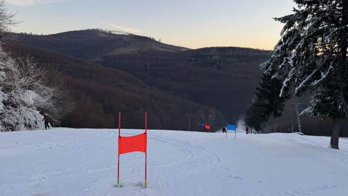 Dnes doobeda sú na Pezinskej Babe detské lyžiarske preteky.